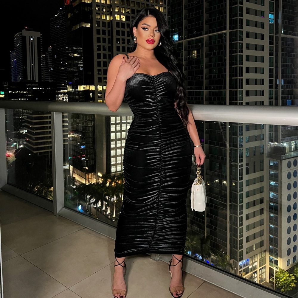 HOURGLASS RUCHED BODYCON DRESS - BLACK